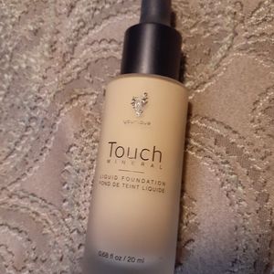 Younique foundation Scarlet